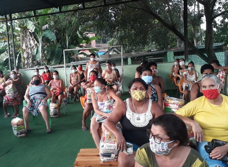Doações de cestas básicas para mães